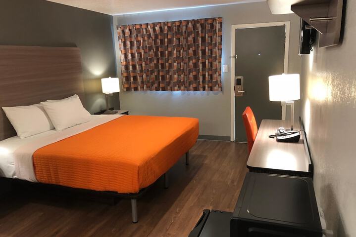 Room 4 of 8
