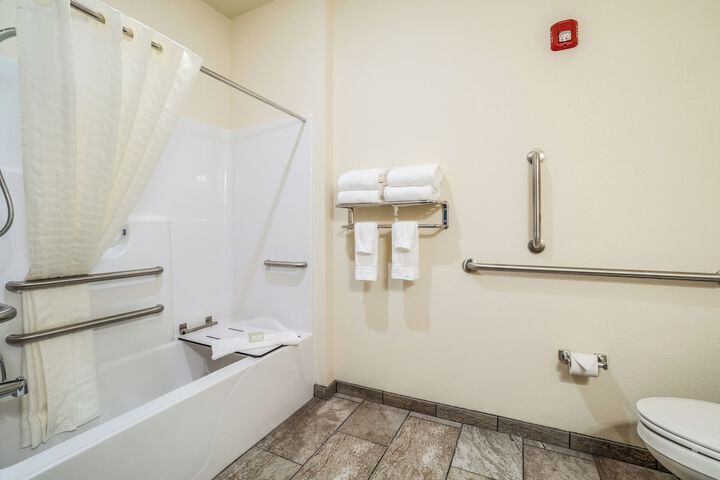 Cobblestone Hotel & Suites - Newport