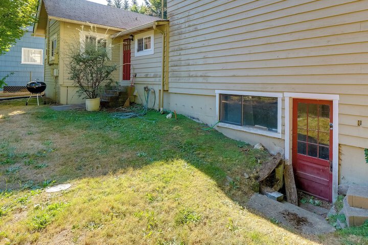 Charming Indianola Home: Walk to Town!