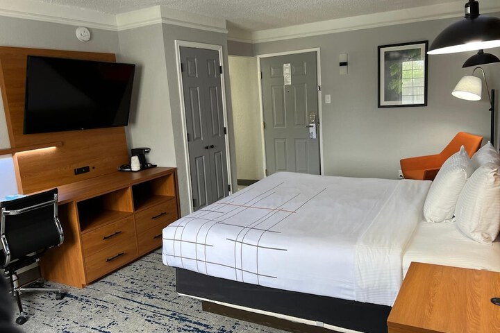 Room 33 of 52