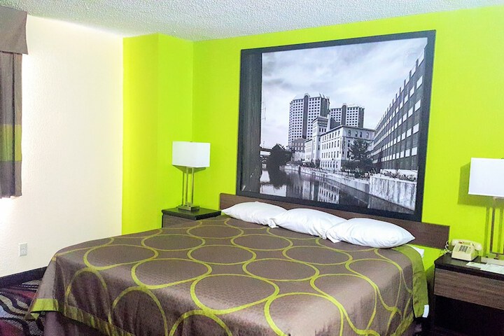 Room 17 of 40