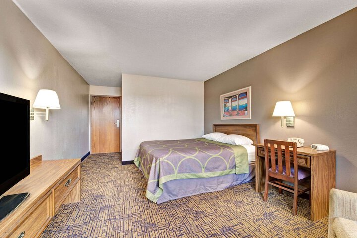 Super 8 by Wyndham Indianapolis / Emerson Ave