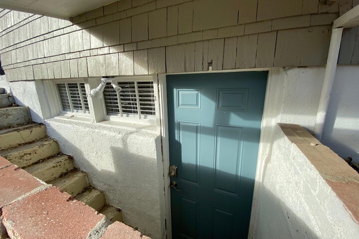 Inviting Bungalow Next to UNC - Free cruiser bikes!