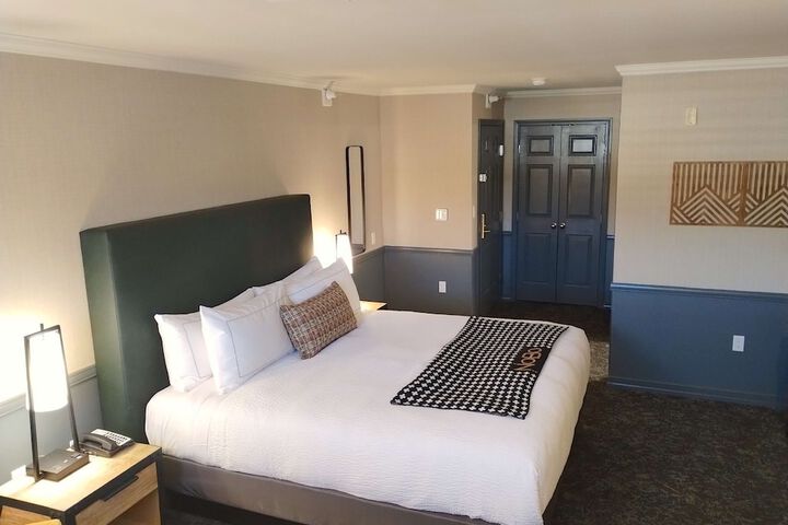 Room 33 of 49