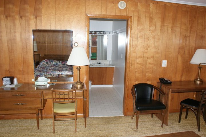 Room 27 of 83