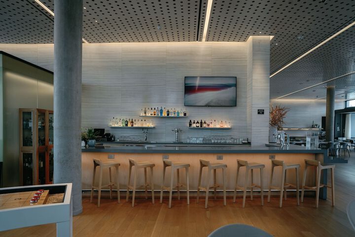 Lounge 44 of 49