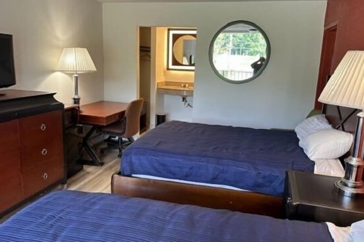 Room 10 of 12