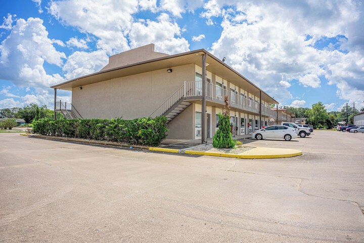 Regency Inn & Suites by OYO Bay City TX