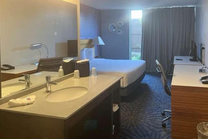 Room 6 of 14