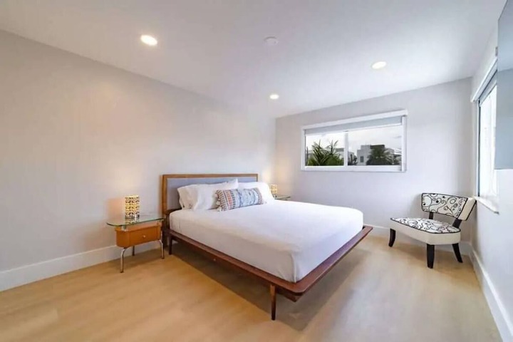 Room 25 of 60
