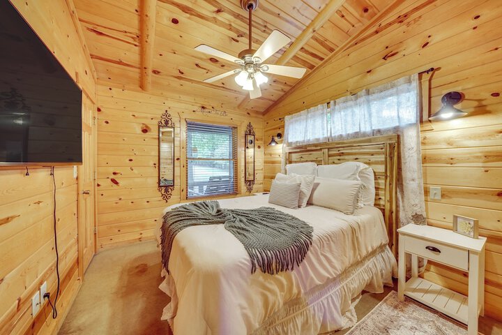 Hot Tub & Deck: Broken Bow azalea House'