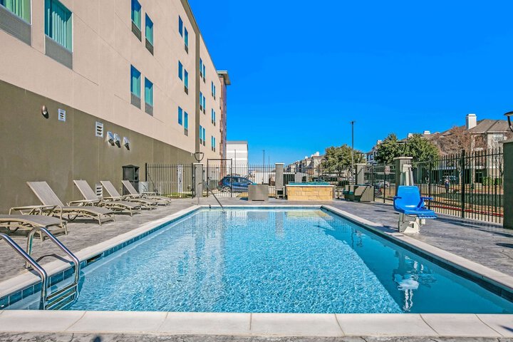 La Quinta Inn & Suites by Wyndham DFW Airport West-Glade
