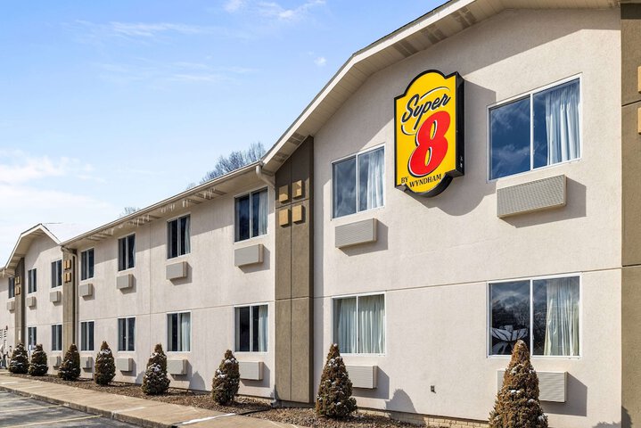 Super 8 by Wyndham Pittsburgh / Monroeville
