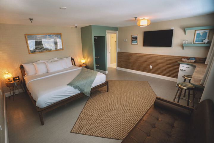 Peninsula Bed & Cocktails
