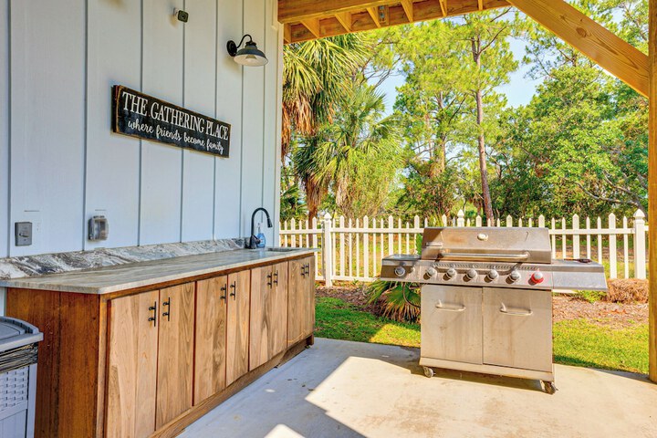 Waterfront Oasis in Dauphin Island - Shared Perks!