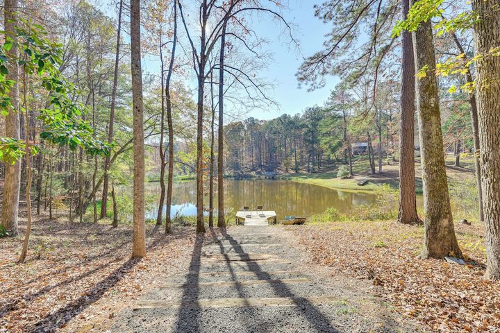 Secluded Hamilton Cabin Retreat w / Private Lake!