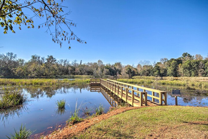 North Augusta Getaway w / Large Deck & Yard