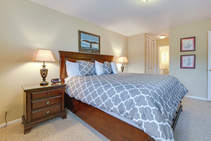 Lincoln City Condo: Pool Access Walk to Beach!