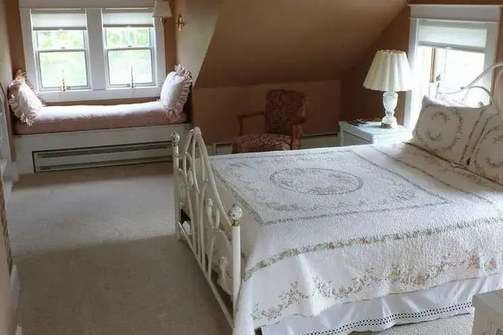 THE TRUMBULL HOUSE BED AND BREAKFAST