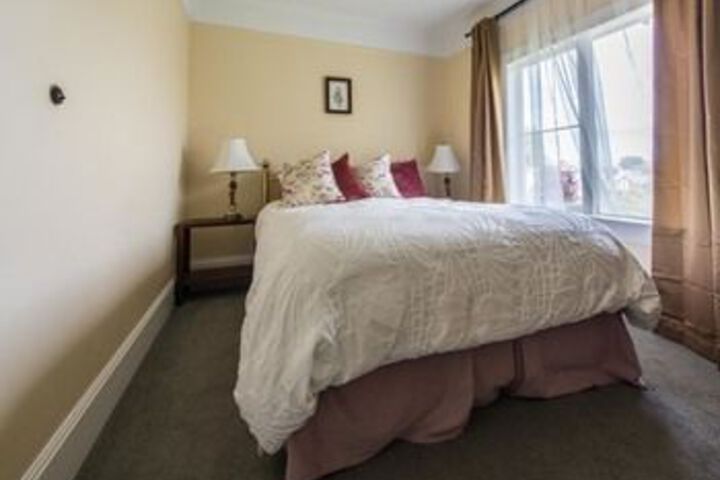 Oak Bay Guest House Bed & Breakfast