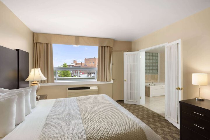 Days Inn & Suites by Wyndham North Bay Downtown