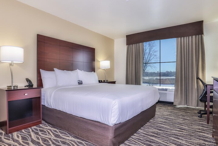 Cobblestone Hotel & Suites - Waukesha / West Milwaukee