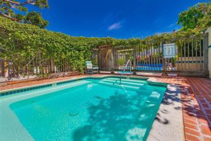 Newly remodeled Beach 2 Br condo by RedAwning