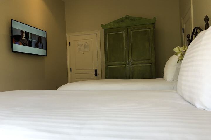Room 7 of 32