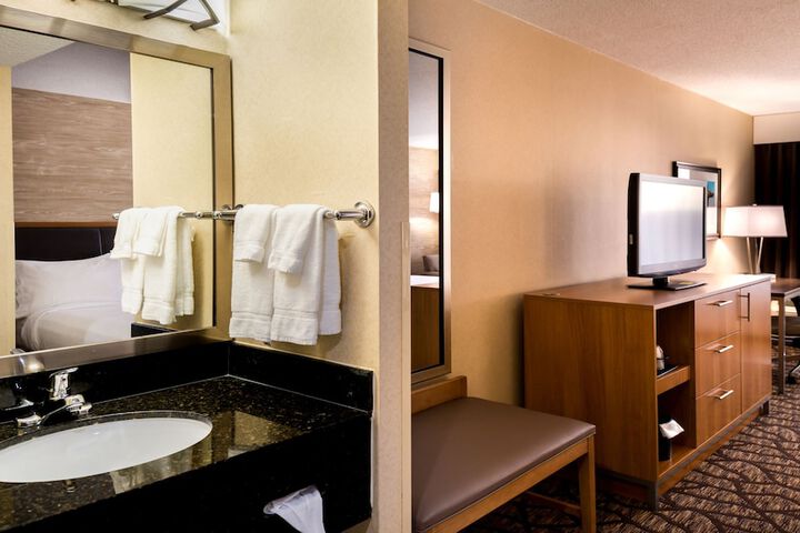 Holiday Inn Hotel & Suites Warren by IHG