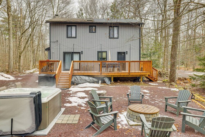 Pocono Pines Home w / Private Hot Tub!