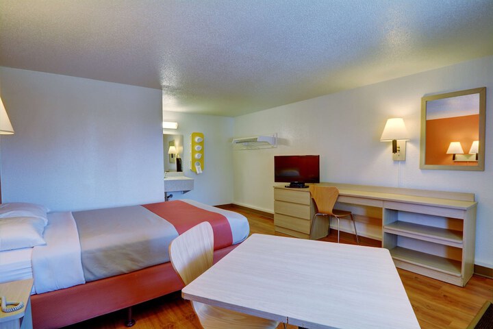 Room 12 of 26