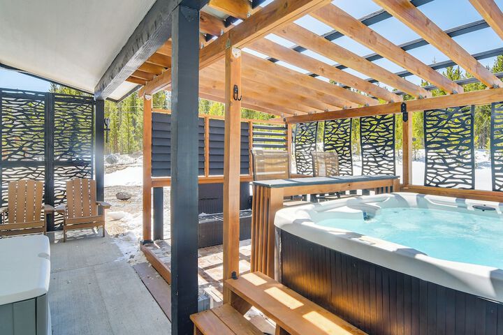 Romantic Mountain Retreat w / Scenic Views!
