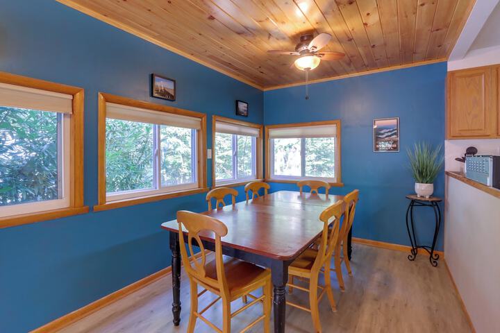 Harpers Ferry Cabin - Walk to Private Lake!