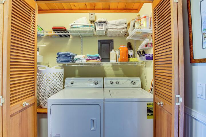 Puget Sound Cottage w / Private Community Beach!