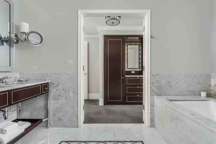 Room 28 of 213