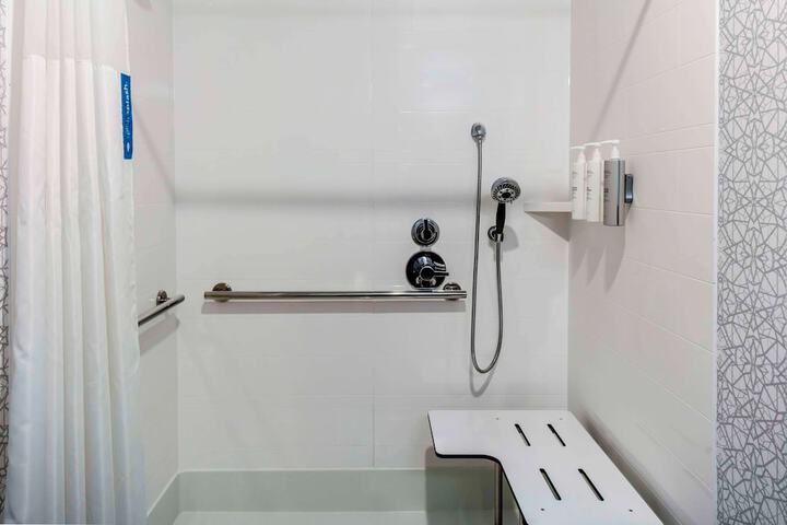 Room 10 of 32