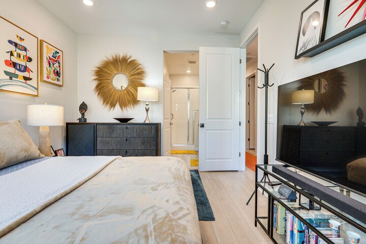 12 Mi to Dtla! Multi-level Charmer w / Pool Access