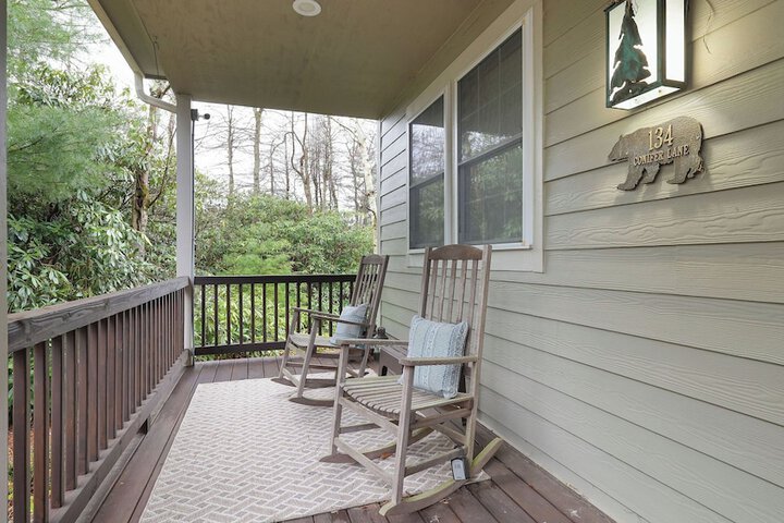 The Nest at Pinecrest by Avantstay Spacious Deck Game Room, Fire Pit