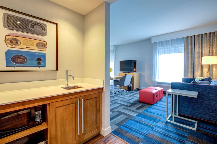 Hampton Inn & Suites Boston / Waltham