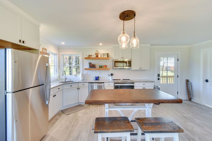 Modern Clarkesville Cottage w / Decks & Patio!