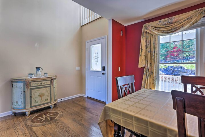 Beautiful Lakefront Retreat w / Deck & Views!