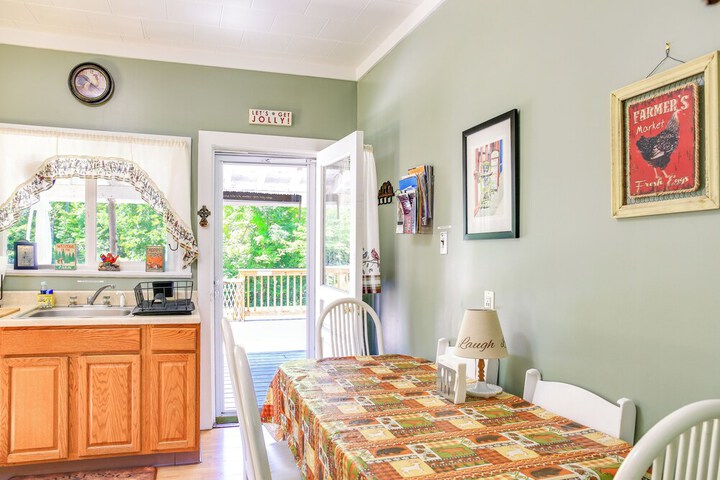 Hunter Home w / Fire Pit & Yard: on Main Street!