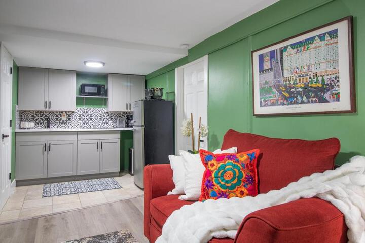 Exceptional & Central Garden Suite, Top Amenities & Care!