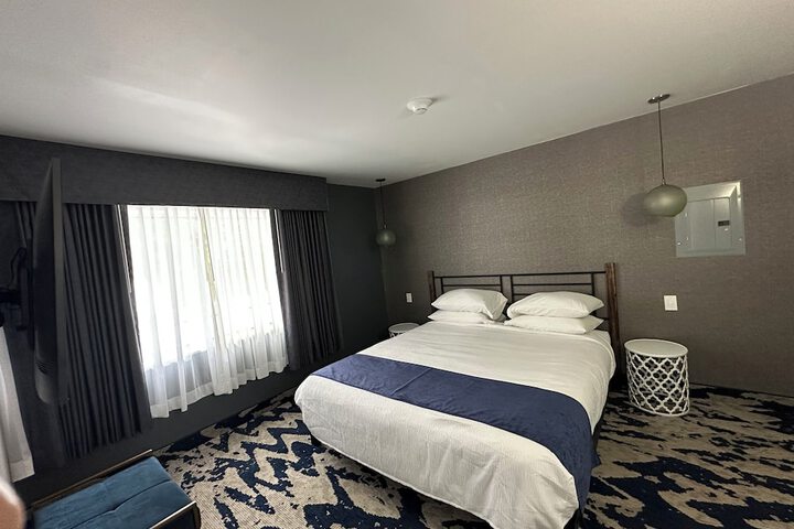 Lighthouse Inn & Suites