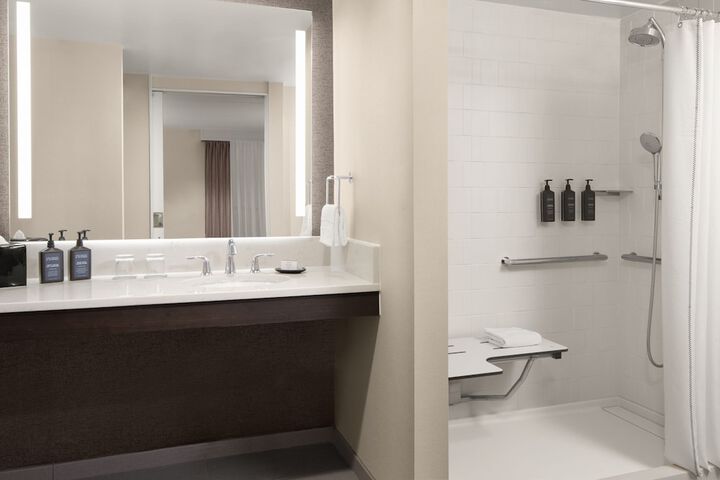 Sheraton Milwaukee Brookfield Hotel