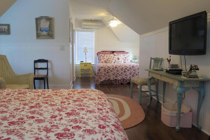 Yellow House B & B