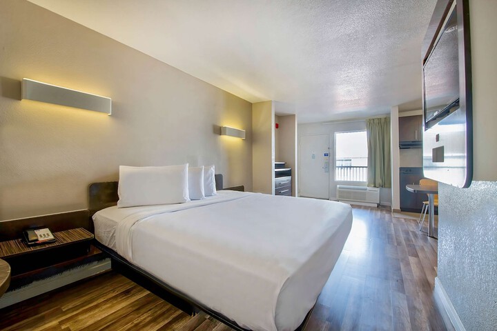 Room 11 of 28
