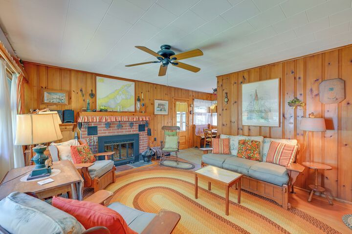Walk to Beach: Long Island Wine Country Home!