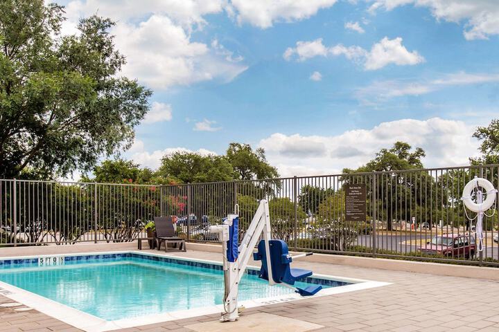 Pool 4 of 35