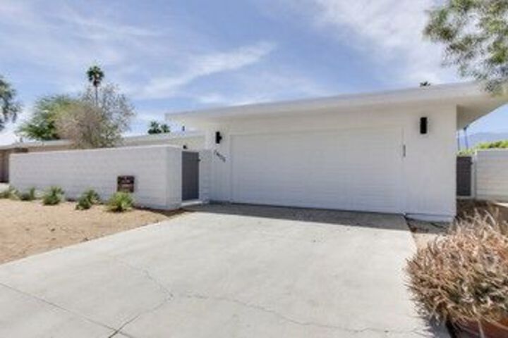 3Br 2BA Modern Luxury House by RedAwning